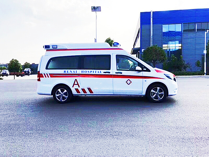 國(guó)六奔馳監(jiān)護(hù)型救護(hù)車