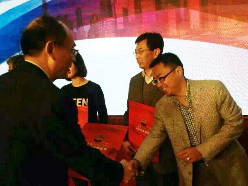 交通運(yùn)輸部總工程師周偉為卓越科技董事長曹民頒發(fā)證書 交通運(yùn)輸部總工程師周偉為卓越科技董事長曹民頒發(fā)證書